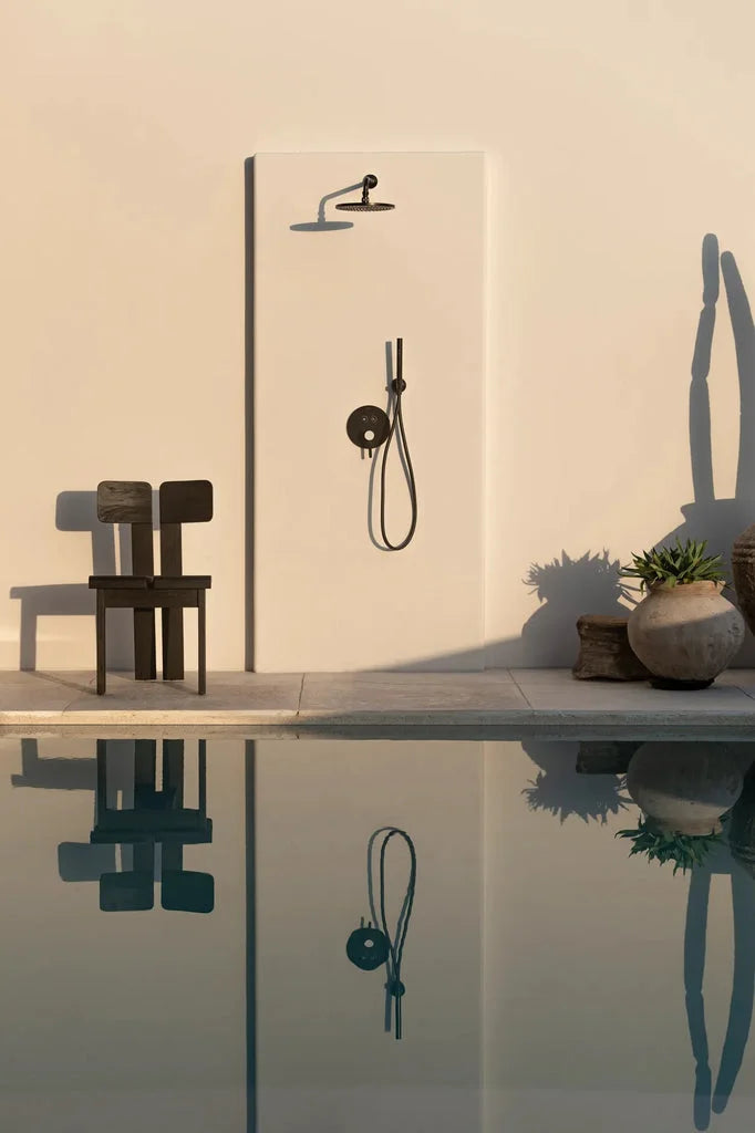 Dispositif de douche extérieur sur meuble La chaise de salle à manger Sama Sama Noir