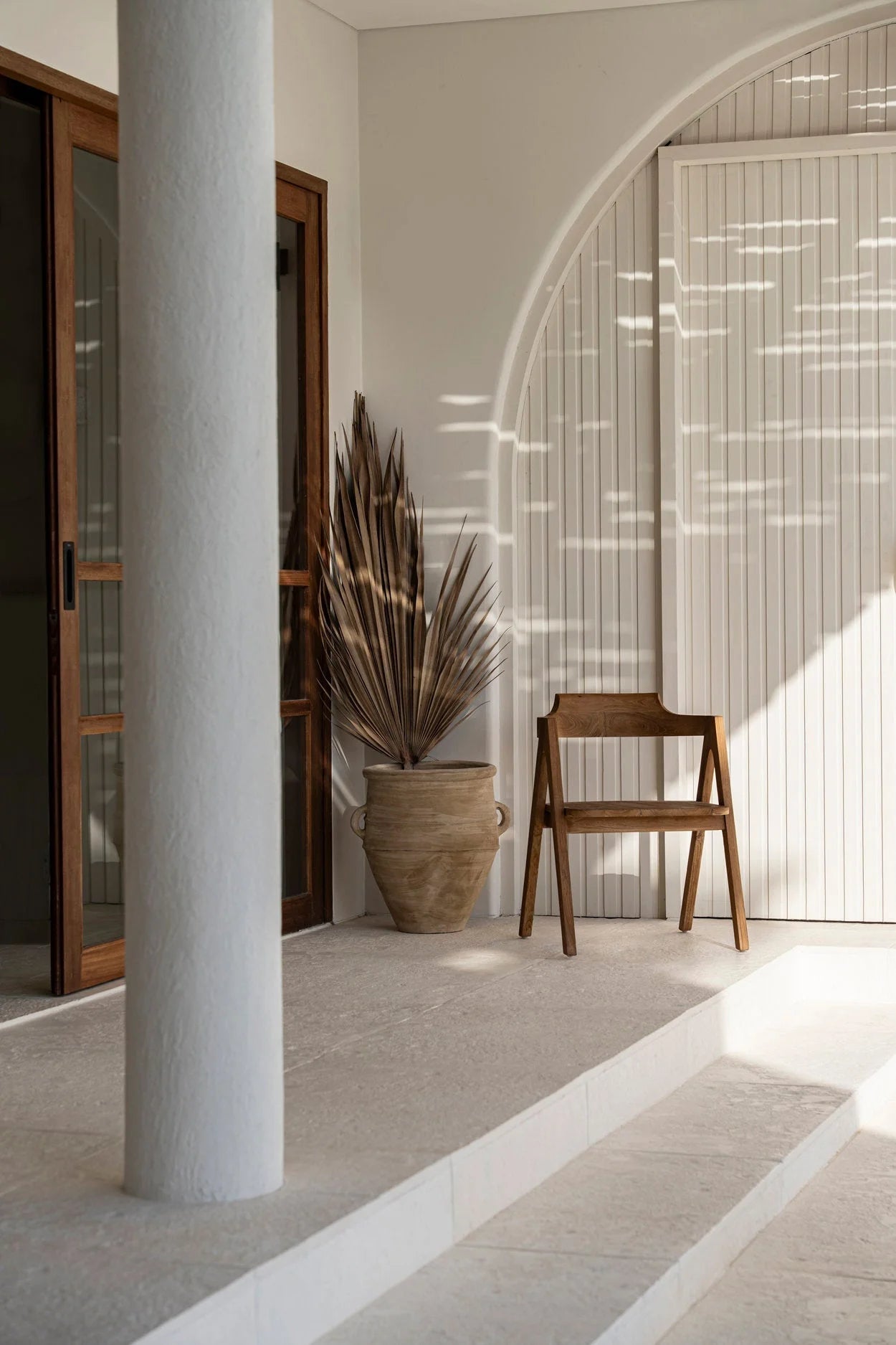 Chaise de salle à manger en teck naturel pour extérieur avec dossier courbé