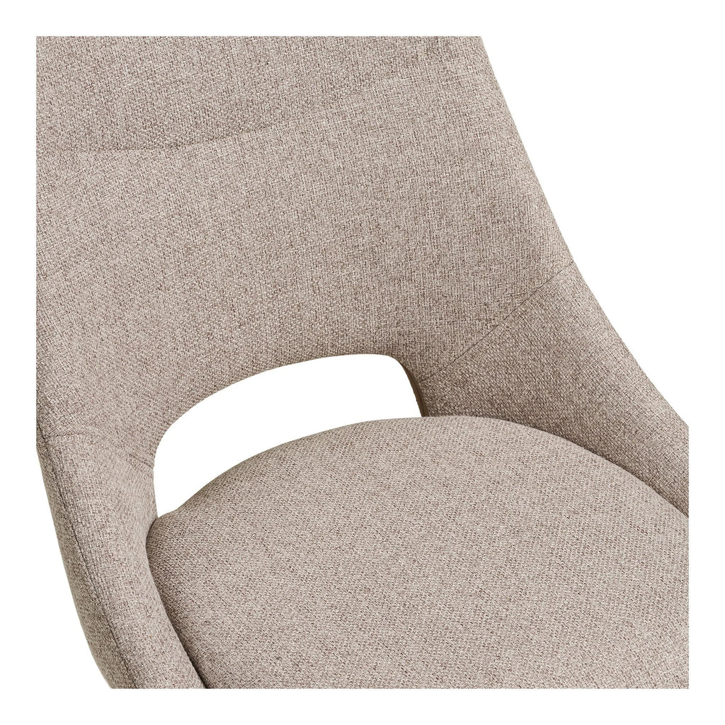 Photo d’une chaise de salle à manger en tissu beige chiné avec dossier découpé