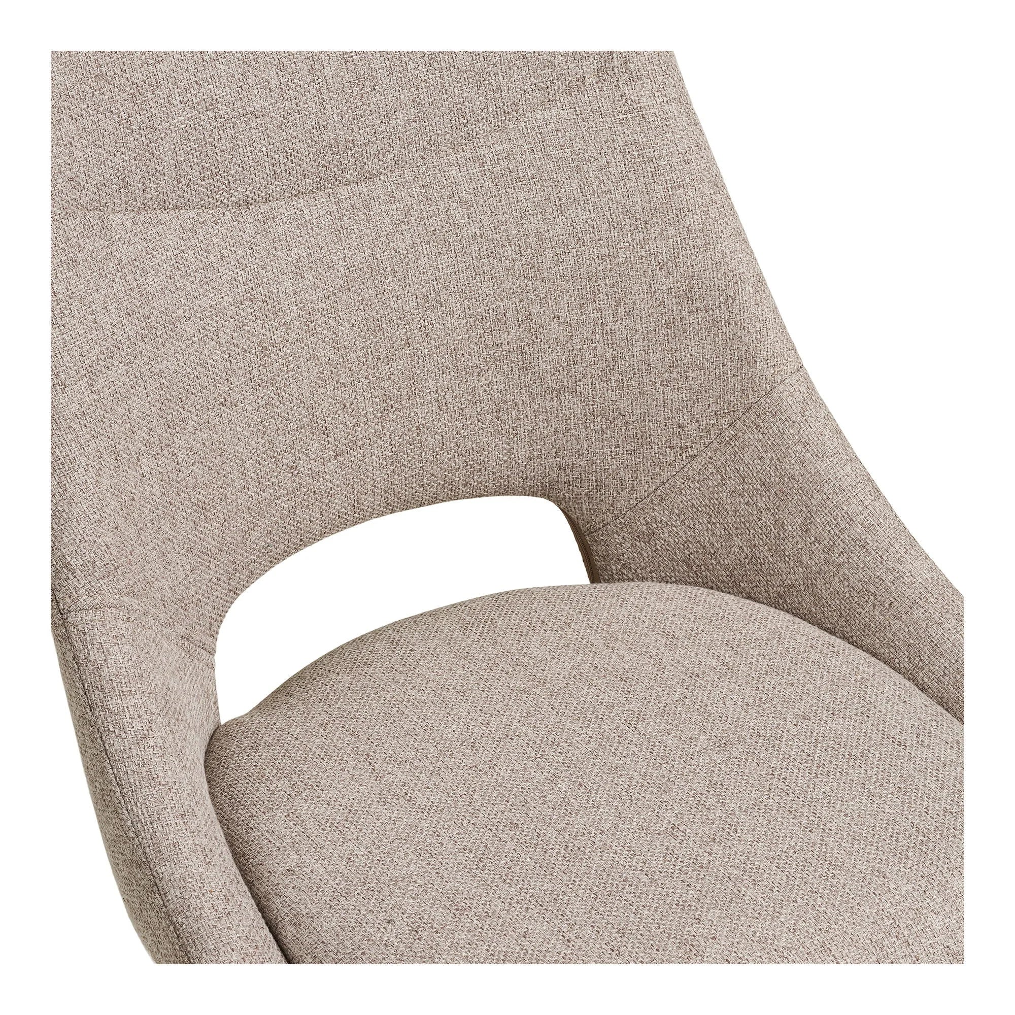 Photo d’une chaise de salle à manger en tissu beige chiné avec dossier découpé