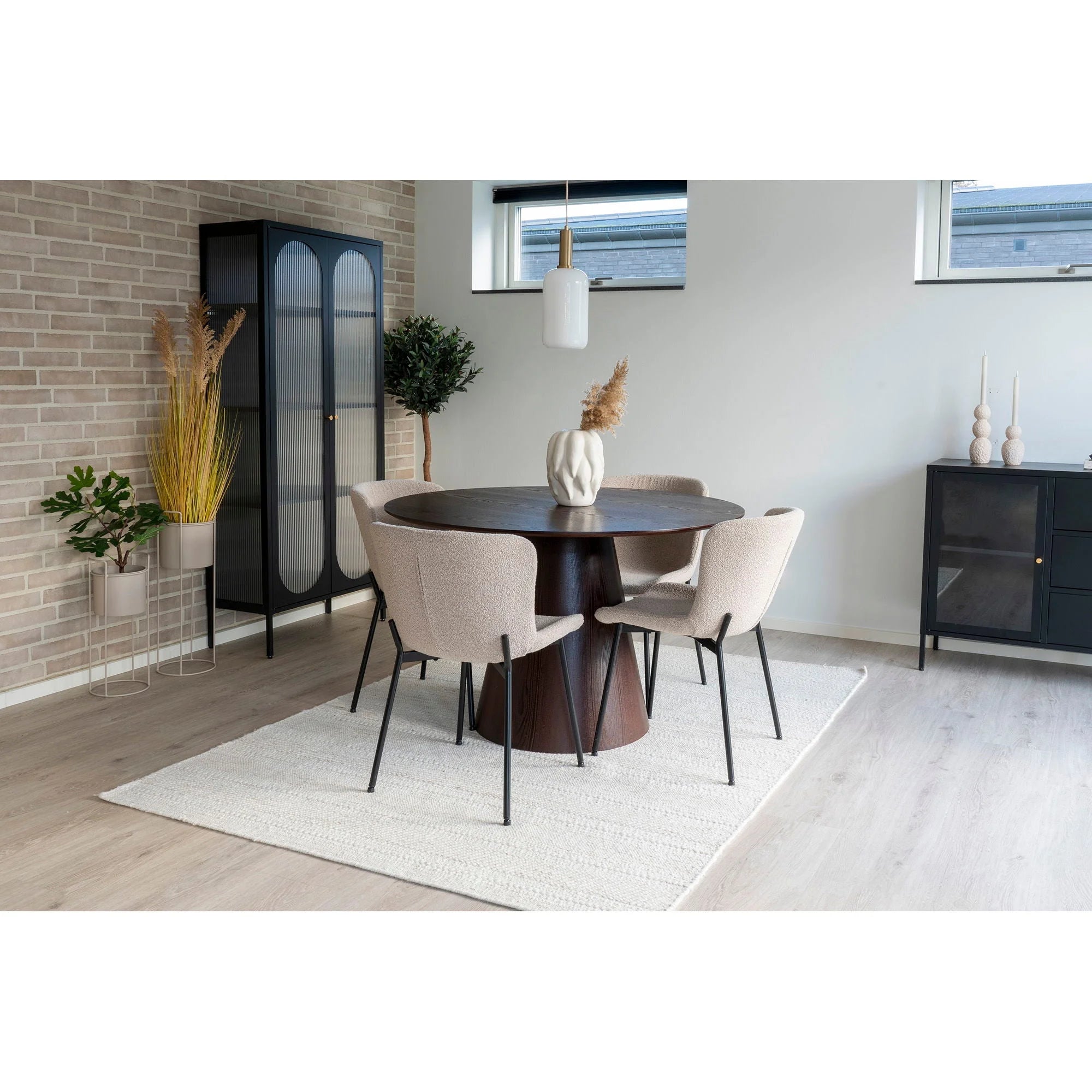 Table de salle à manger ronde avec quatre chaises en tissu bouclé beige et pieds noirs