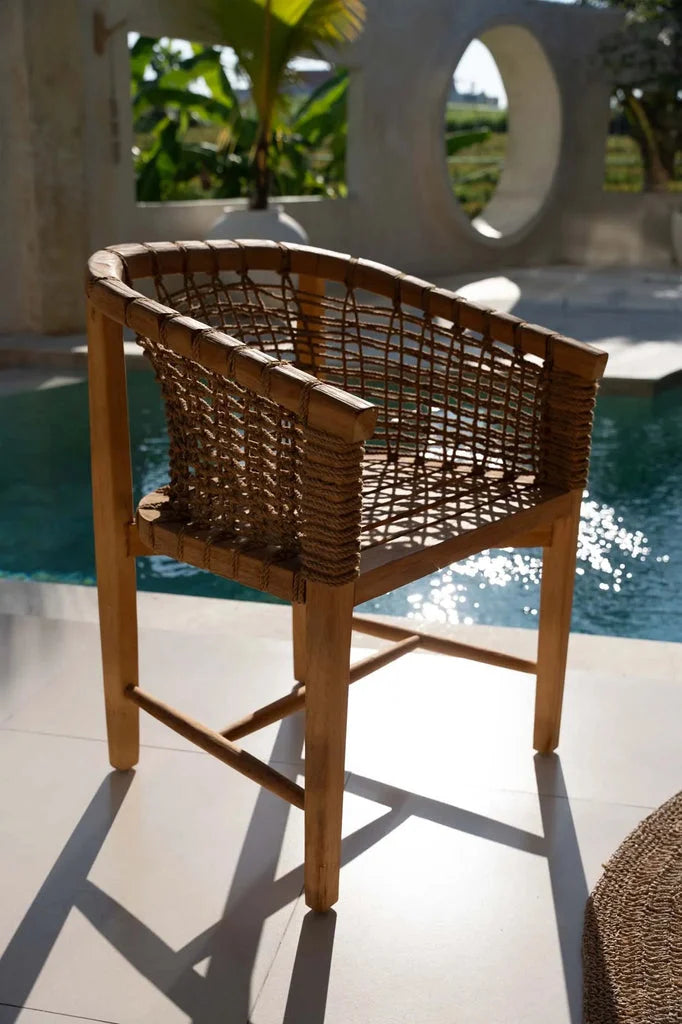 Chaise en tissage avec cadre en bois pour salle à manger extérieure La chaise Tugu