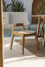 Chaise en bois au design simple adaptée à la salle à manger et à l’extérieur
