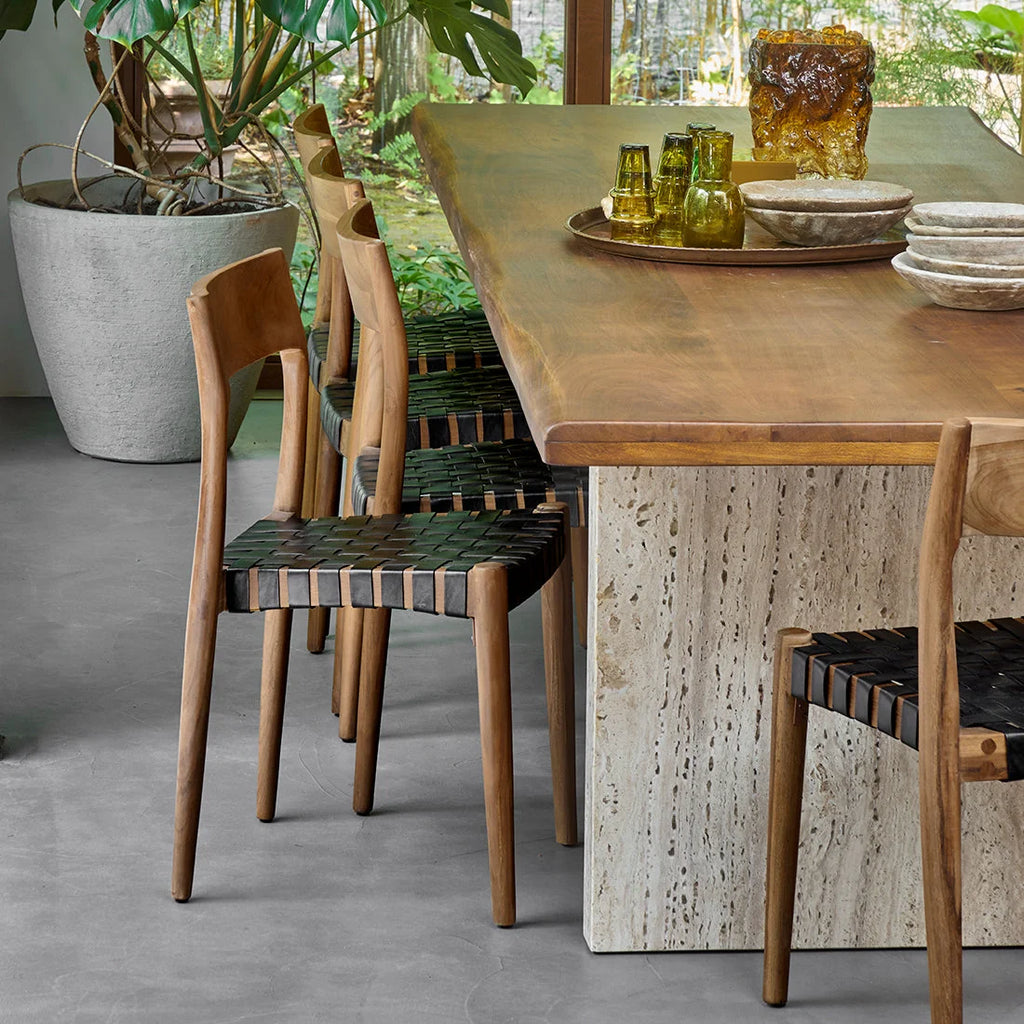 Lot de 2 chaises en teck avec assise tressée cuir noir