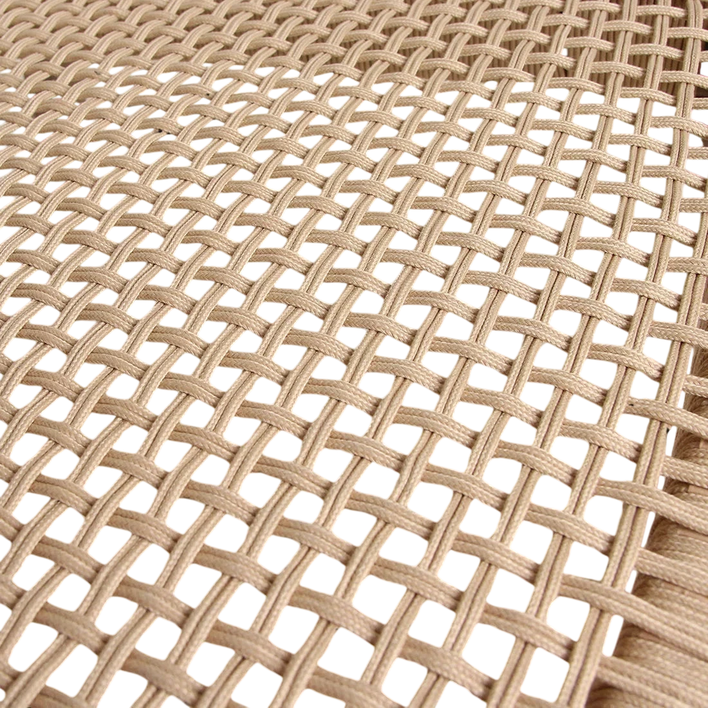 Tapis en corde tressée synthétique beige à motif lattice serré pour chaise en teck clair