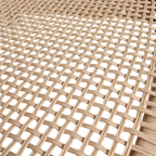 Tapis en corde tressée synthétique beige à motif lattice serré pour chaise en teck clair
