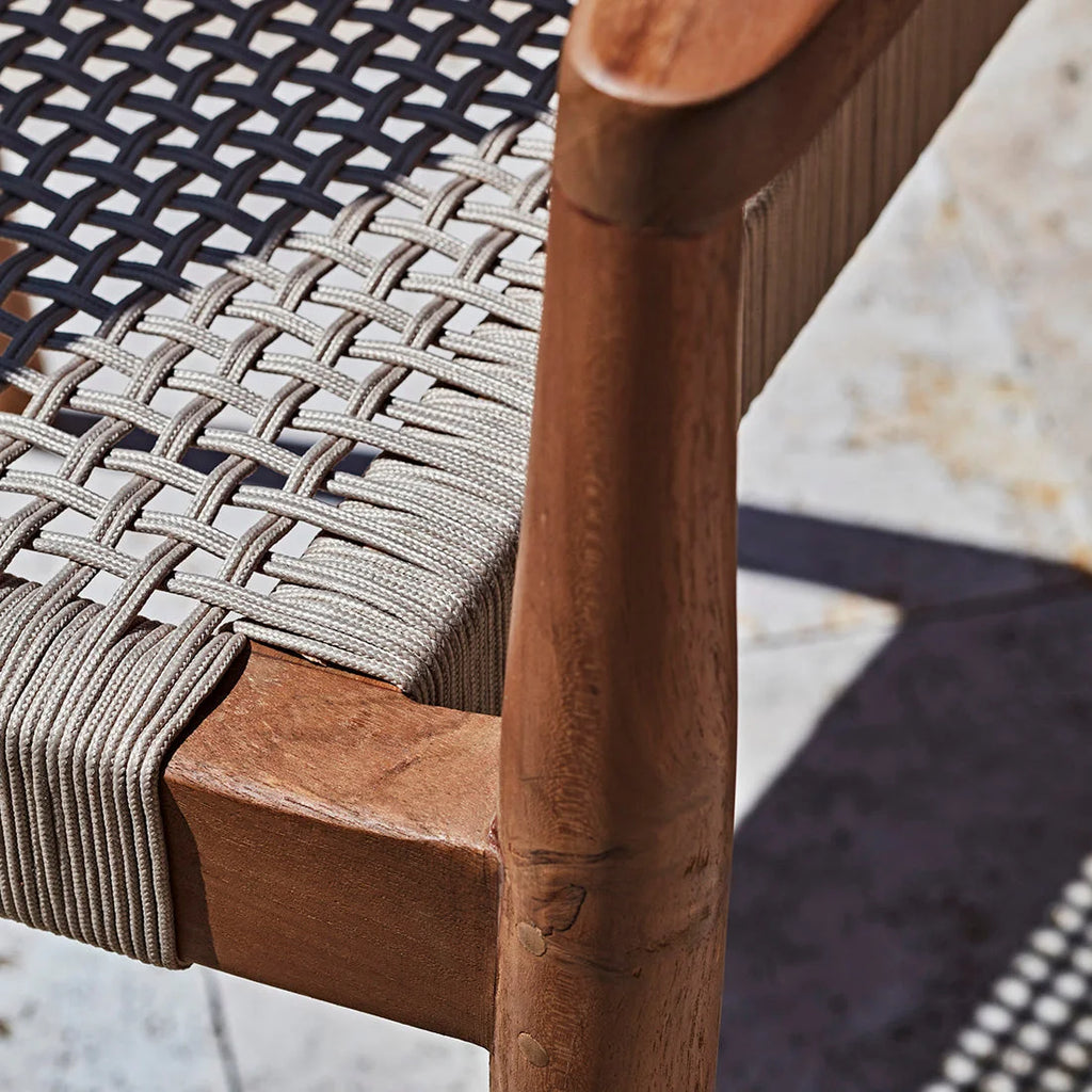 Chaise en teck naturel avec accoudoirs, assise corde beige et dossier filet noir
