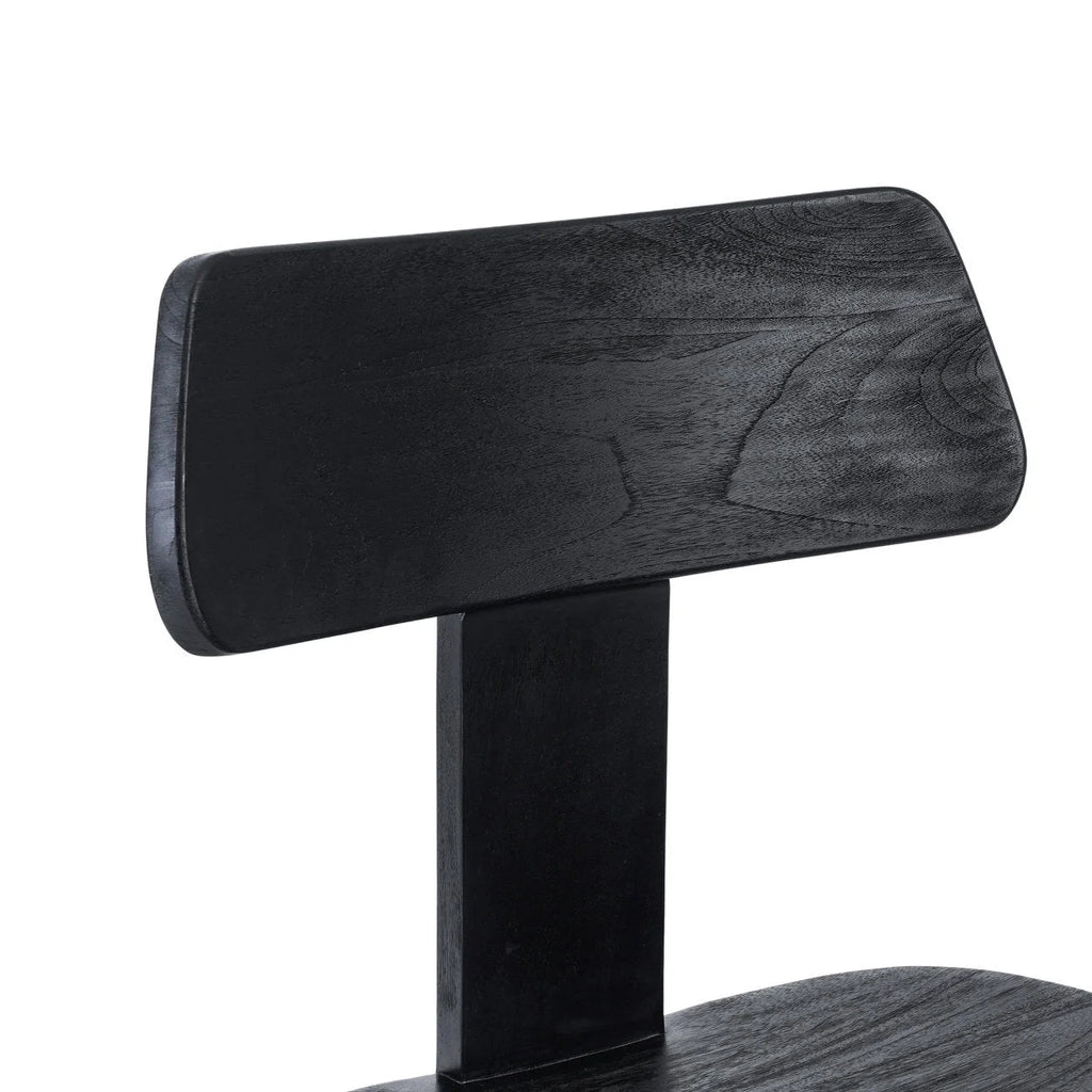 Dossier de chaise en teck noir mat avec finition lisse pour salle à manger