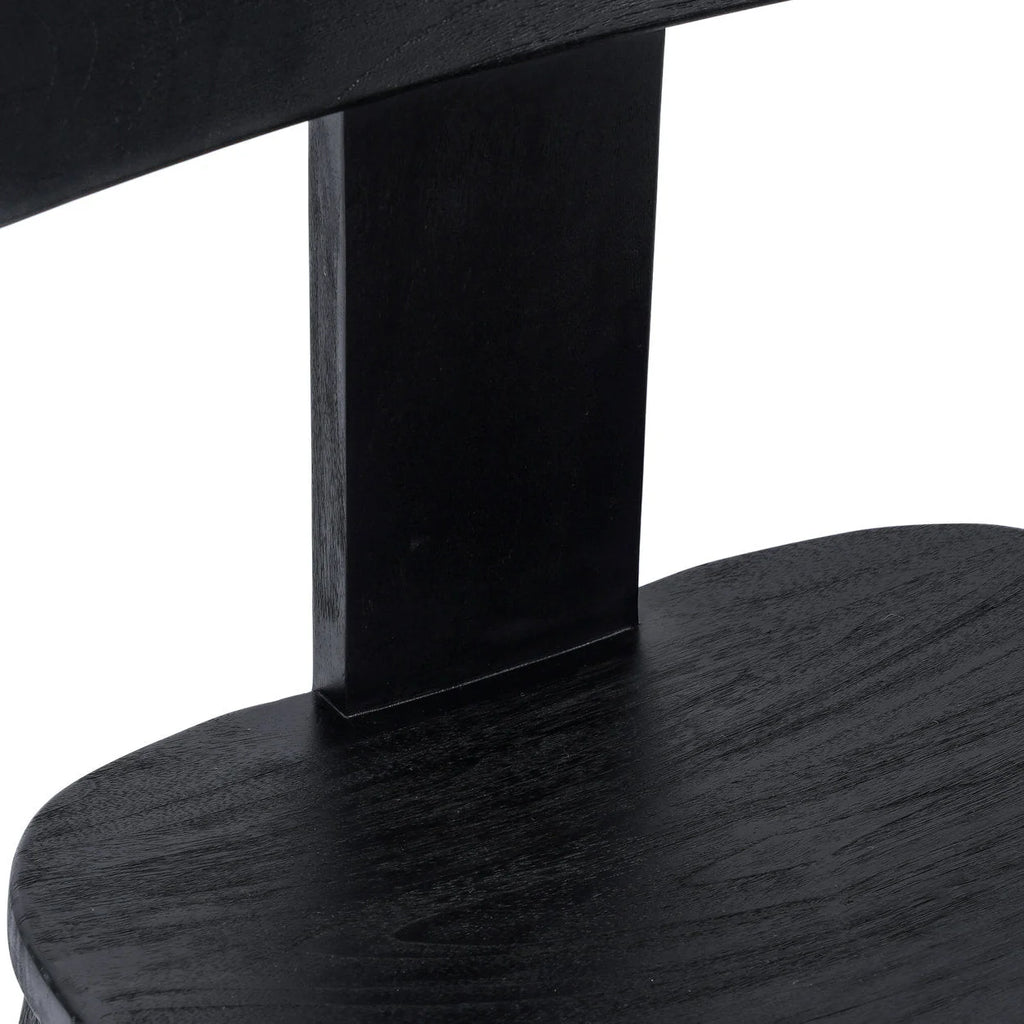 Chaise en teck noir mat avec dossier large et courbé pour salle à manger élégante