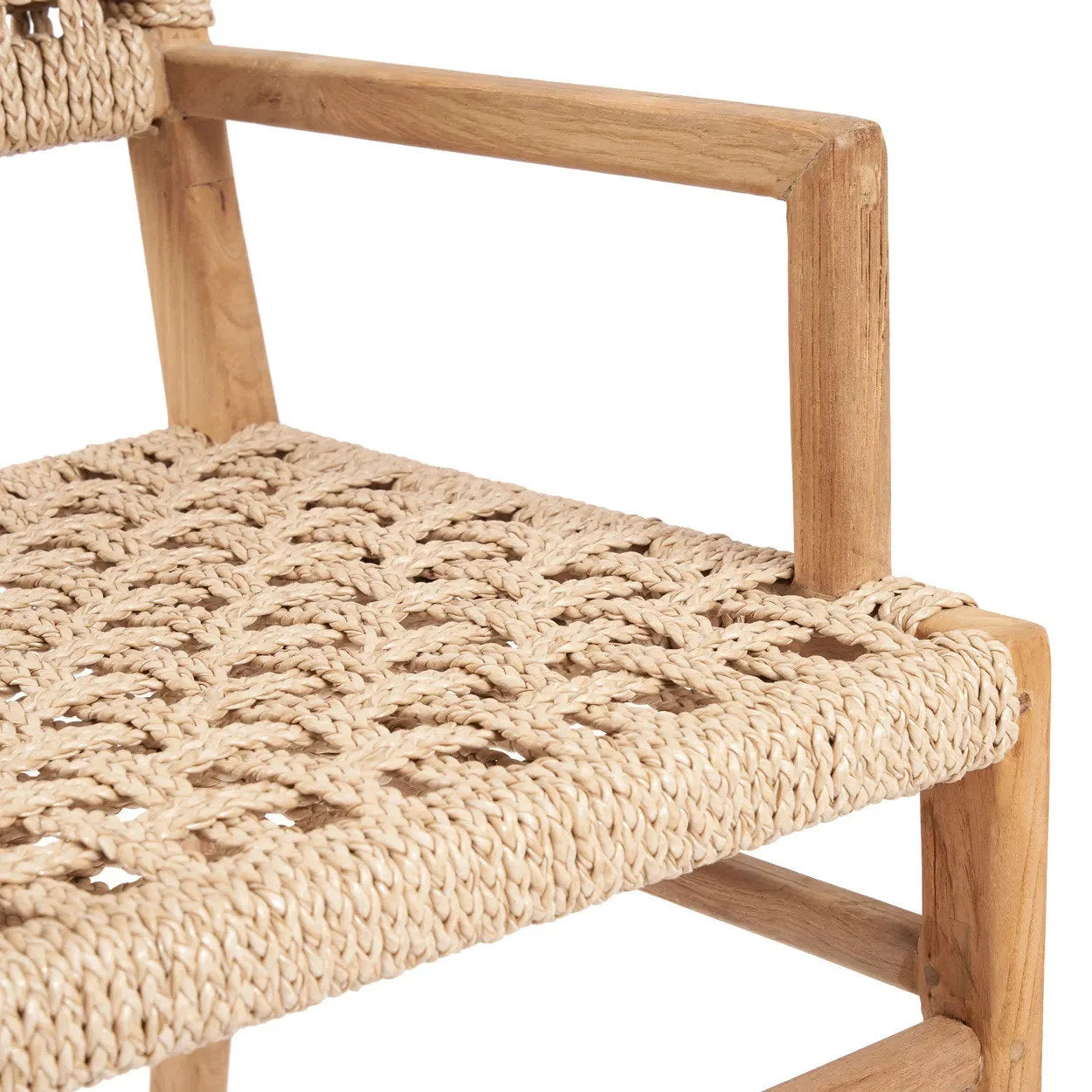 Chaise en teck recyclé avec siège en corde tressée et accoudoirs naturels