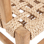 Chaise en teck recyclé avec cadre en bois clair et assise en fibres naturelles tressées