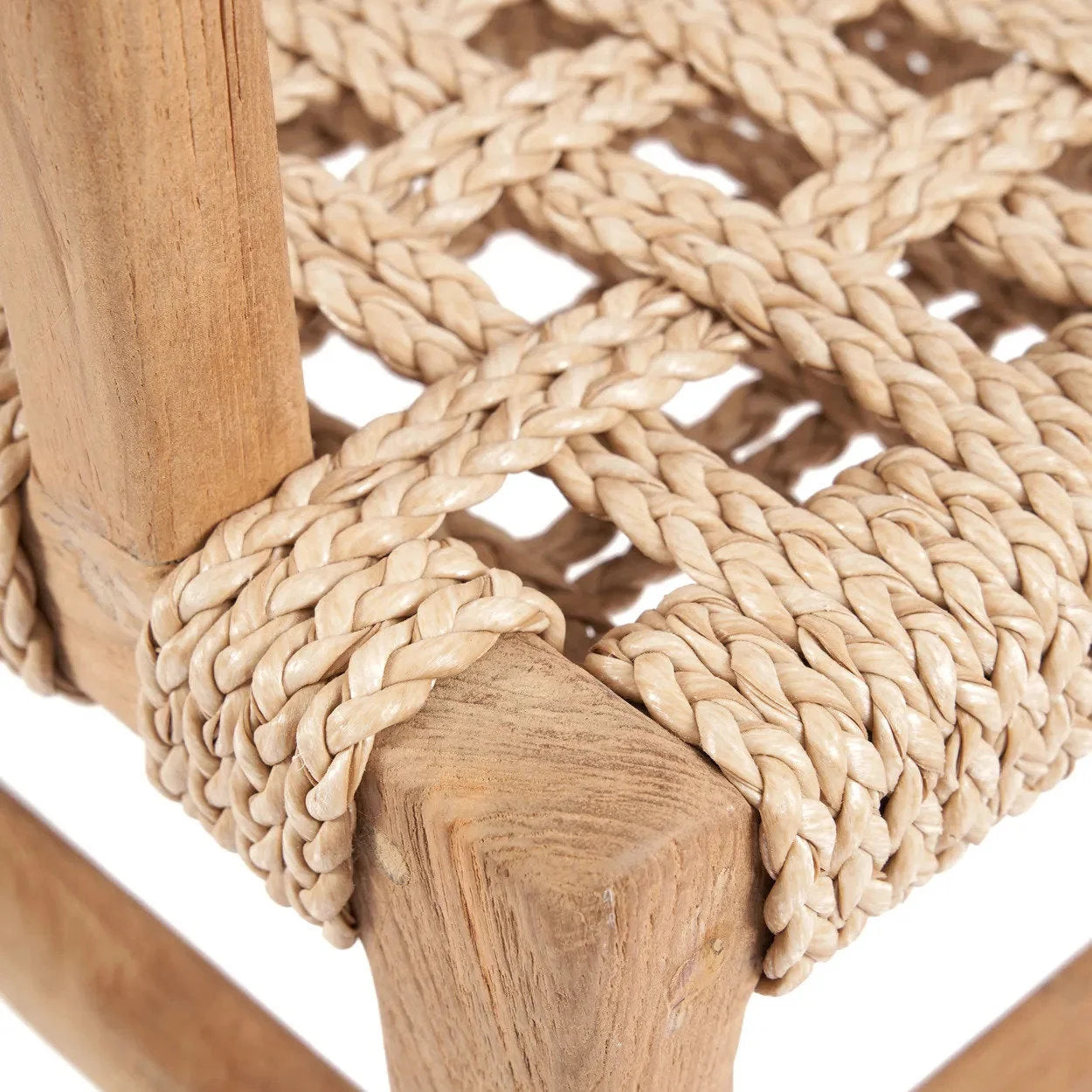 Chaise en teck recyclé avec cadre en bois clair et assise en fibres naturelles tressées