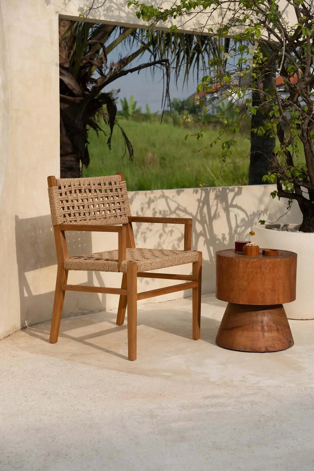 Chaise en teck recyclé et corde tressée naturelle avec accoudoirs, vue de face