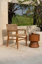 Chaise en teck recyclé et corde tressée naturelle avec accoudoirs, vue de face