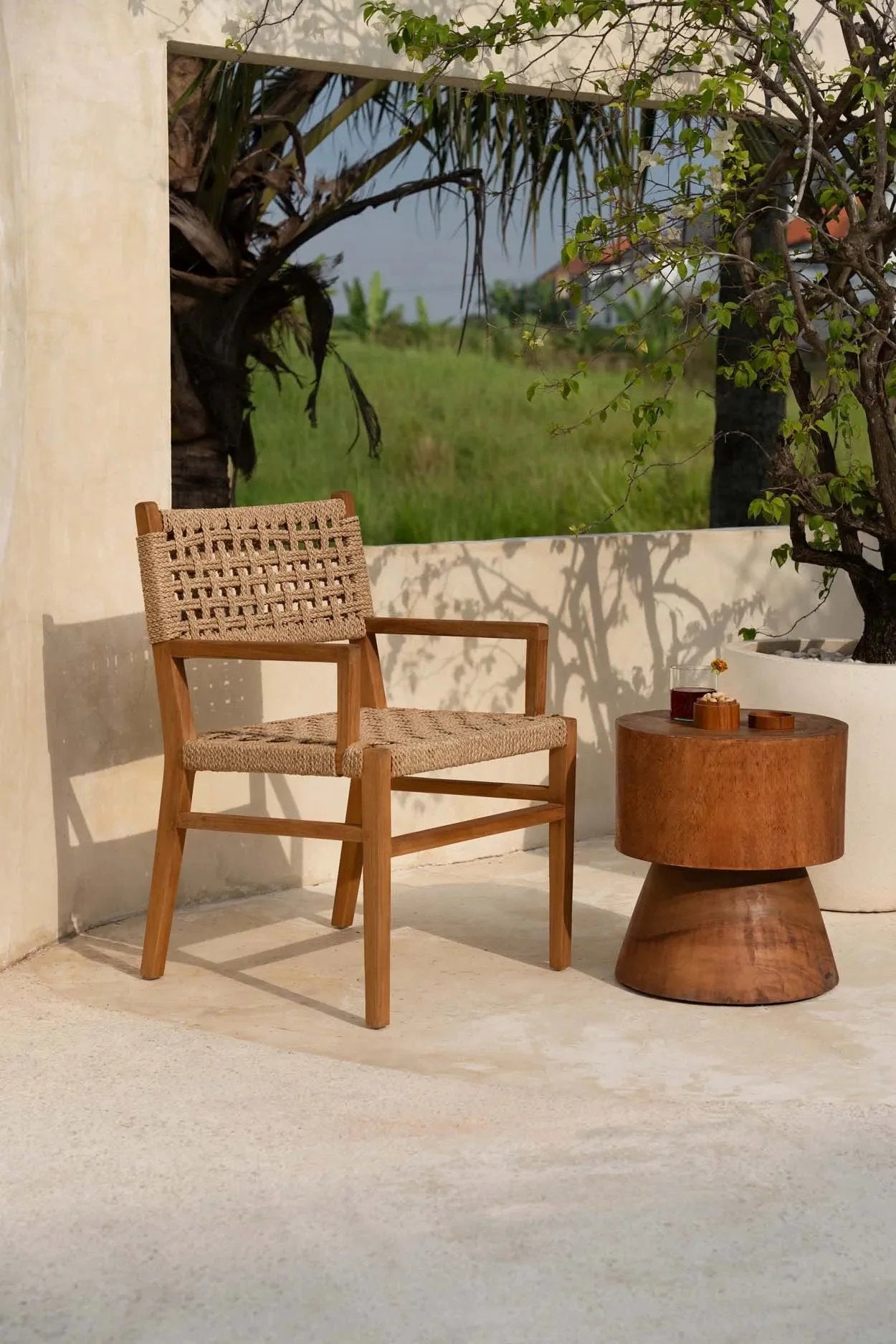 Chaise en teck recyclé et corde tressée naturelle avec accoudoirs, vue de face