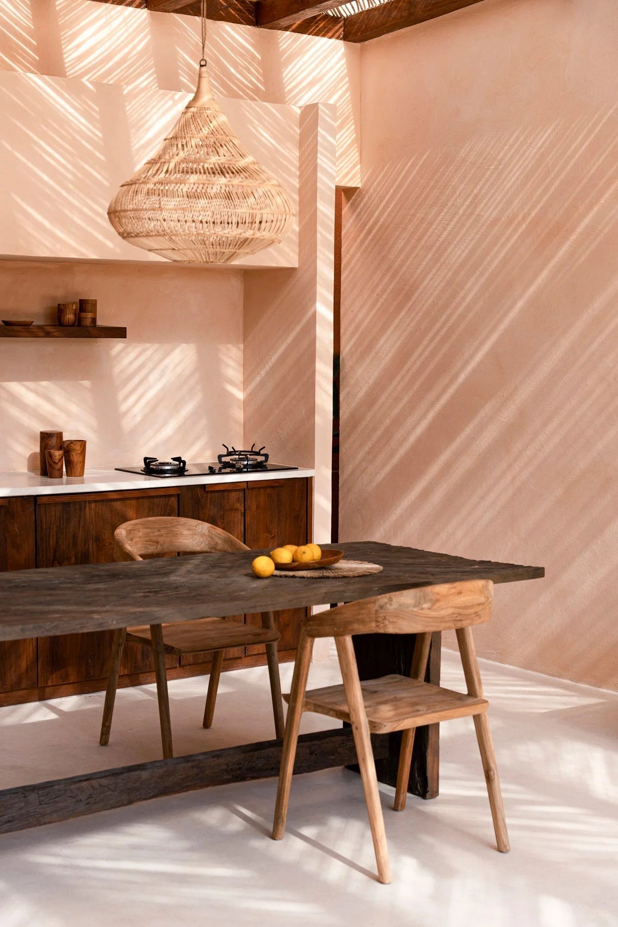 Lampe pendentif en rotin tressé conique texturé au plafond