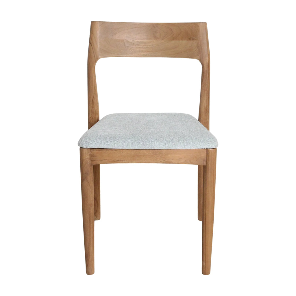 Chaise minimaliste en teck clair avec siège tissu vert clair dossier ouvert