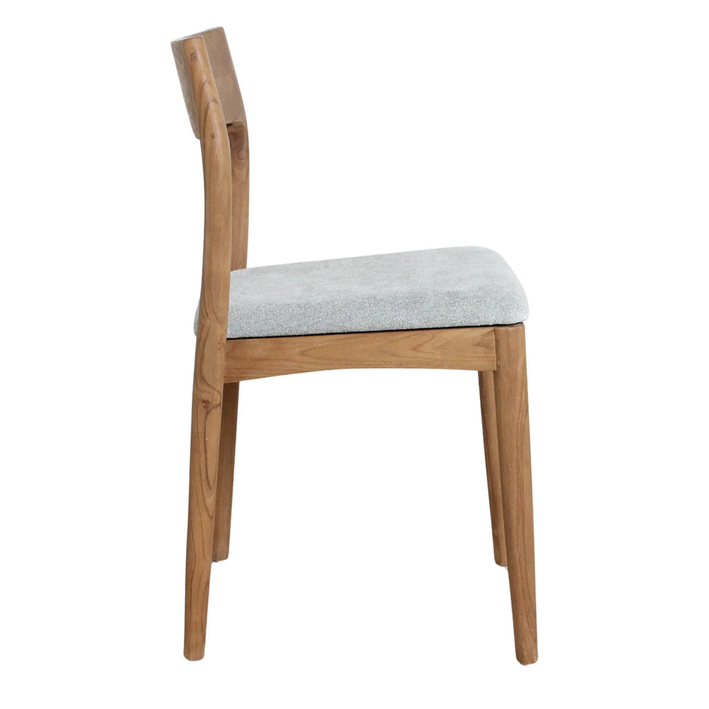 Chaise minimaliste en teck avec siège en tissu vert clair et dossier ouvert