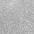 Surface texturée argentée scintillante sur chaise en teck et tissu vert clair dossier ouvert