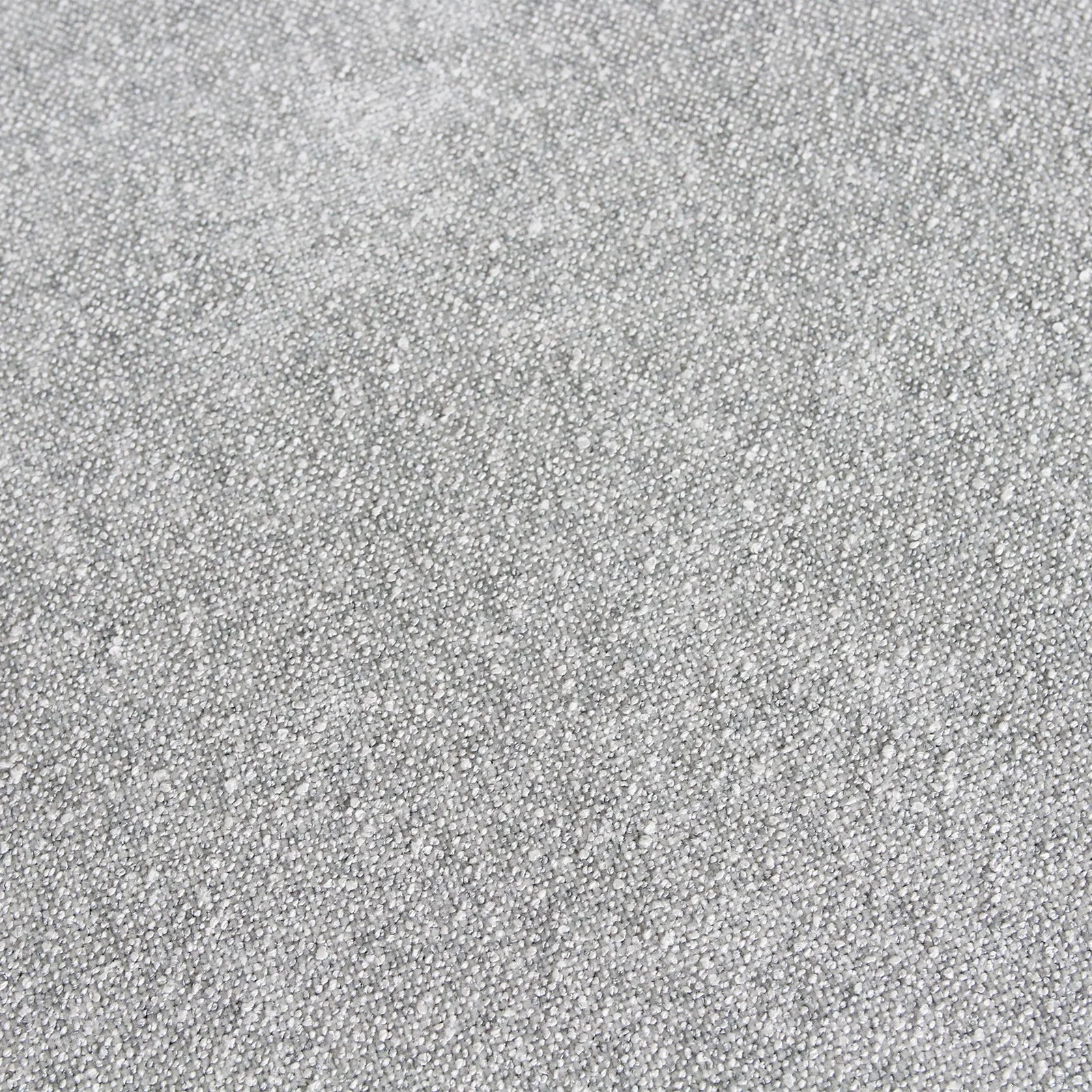 Surface texturée argentée scintillante sur chaise en teck et tissu vert clair dossier ouvert