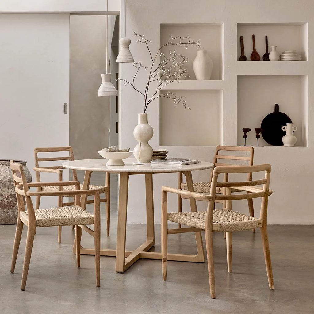 Vase en céramique crème à corps bulbeux et col élancé, rainures verticales subtiles