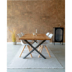 Chaise de salle à manger blanche en moulée avec pieds en bois clair, lot de 2