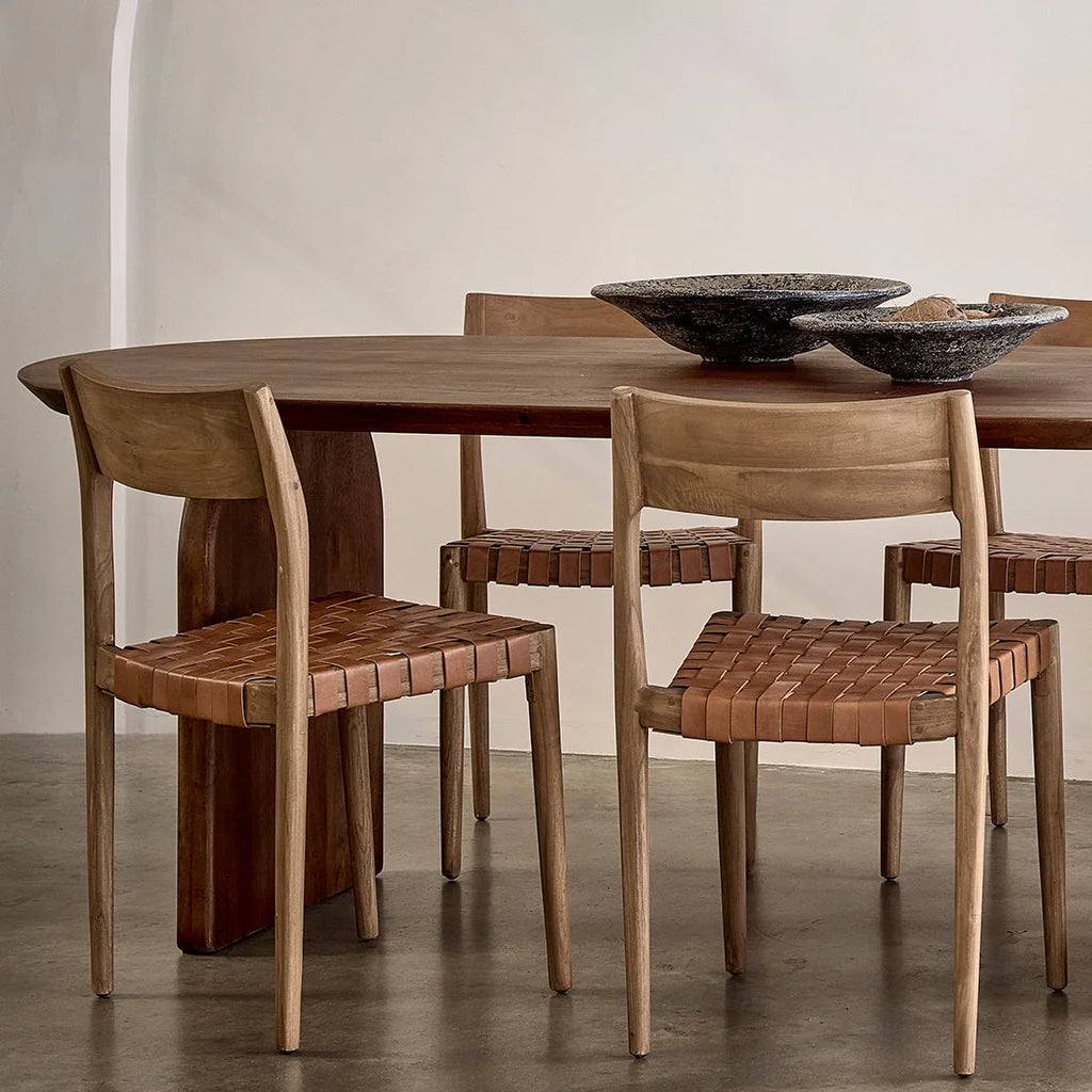Lot de 2 chaises salle à manger en teck et cuir tressé cognac
