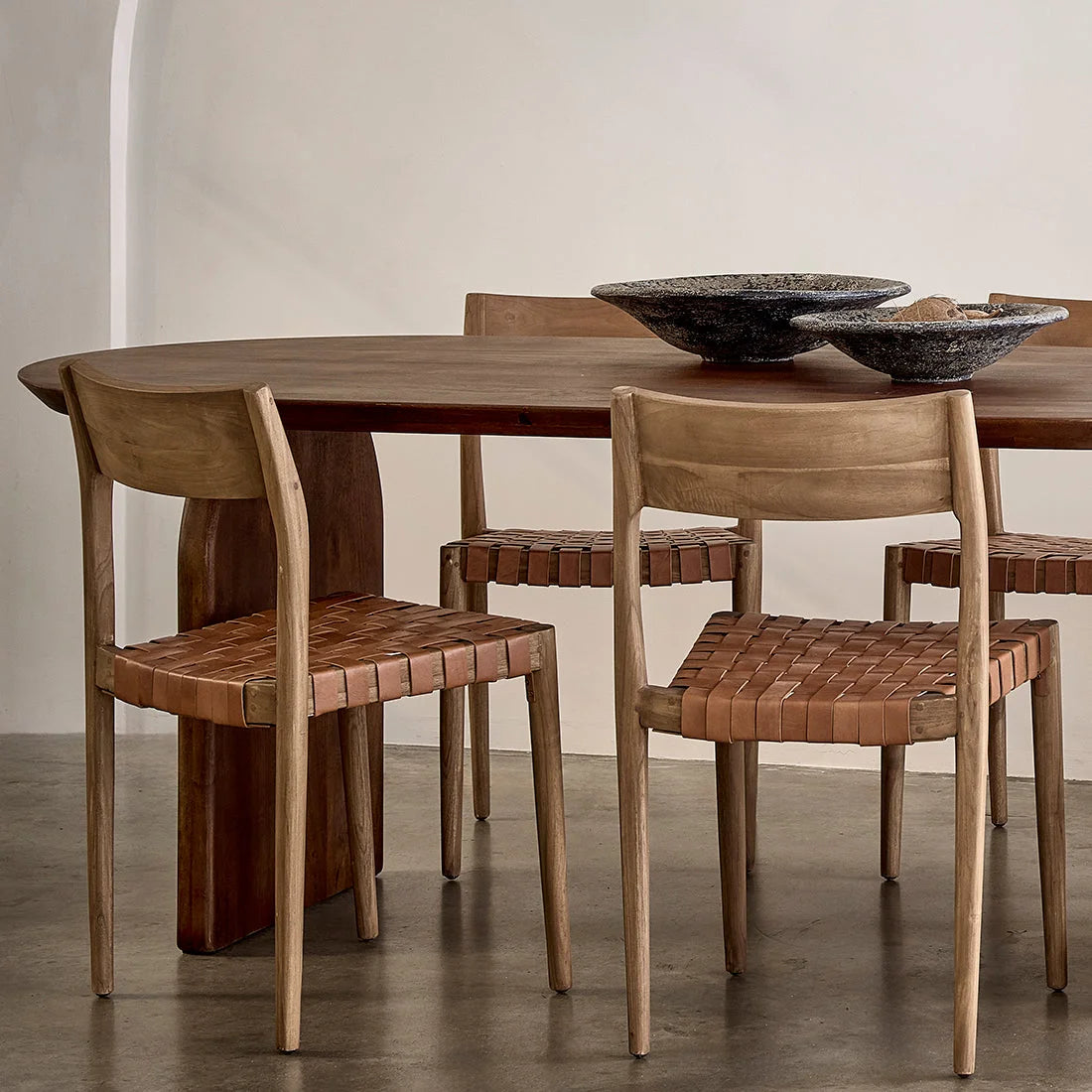 Lot de 2 chaises salle à manger en teck et cuir tressé cognac