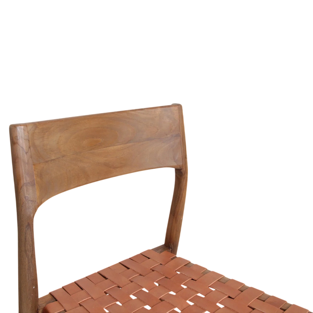 Chaise minimaliste en teck avec siège et dossier en cuir tressé cognac