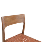 Chaise minimaliste en teck avec siège et dossier en cuir tressé cognac