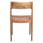 Chaise minimaliste en teck avec siège en cuir tressé cognac