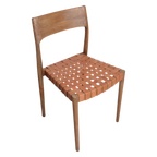 Chaise minimaliste en teck avec siège et dossier en cuir tressé cognac