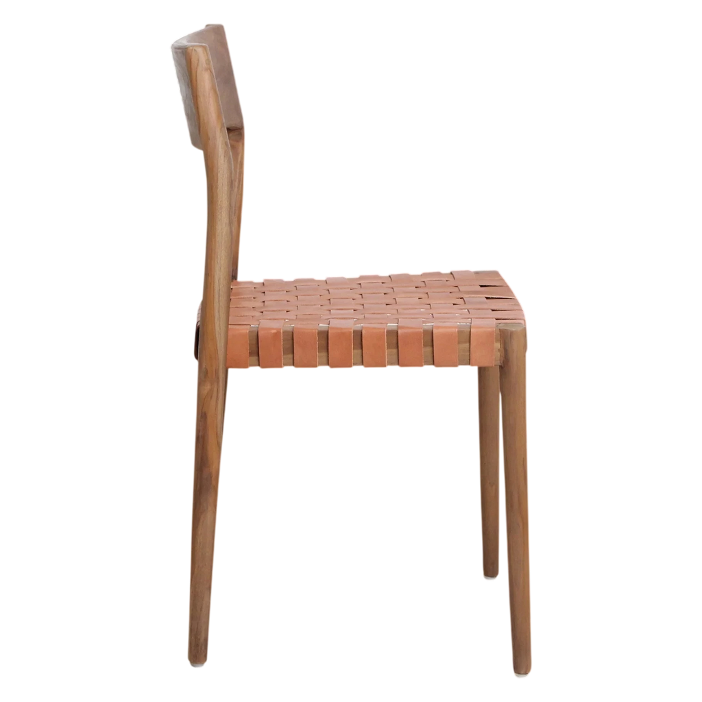 Chaise en teck moderne avec siège et dossier en cuir tressé cognac