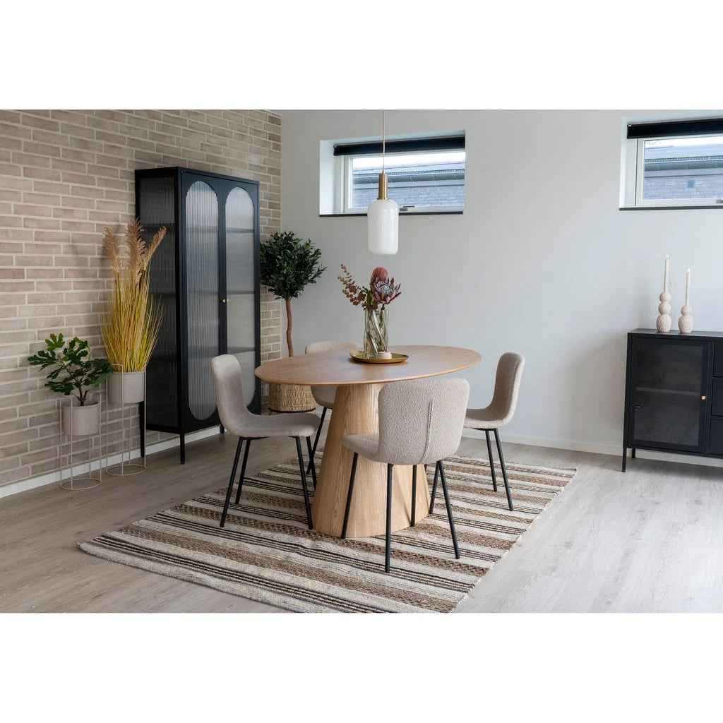 Table à manger ovale avec quatre chaises en tissu bouclé beige et pieds noirs