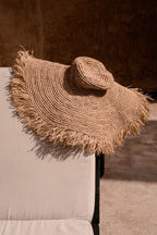 Chapeau en raphia tressé à large bord frangé