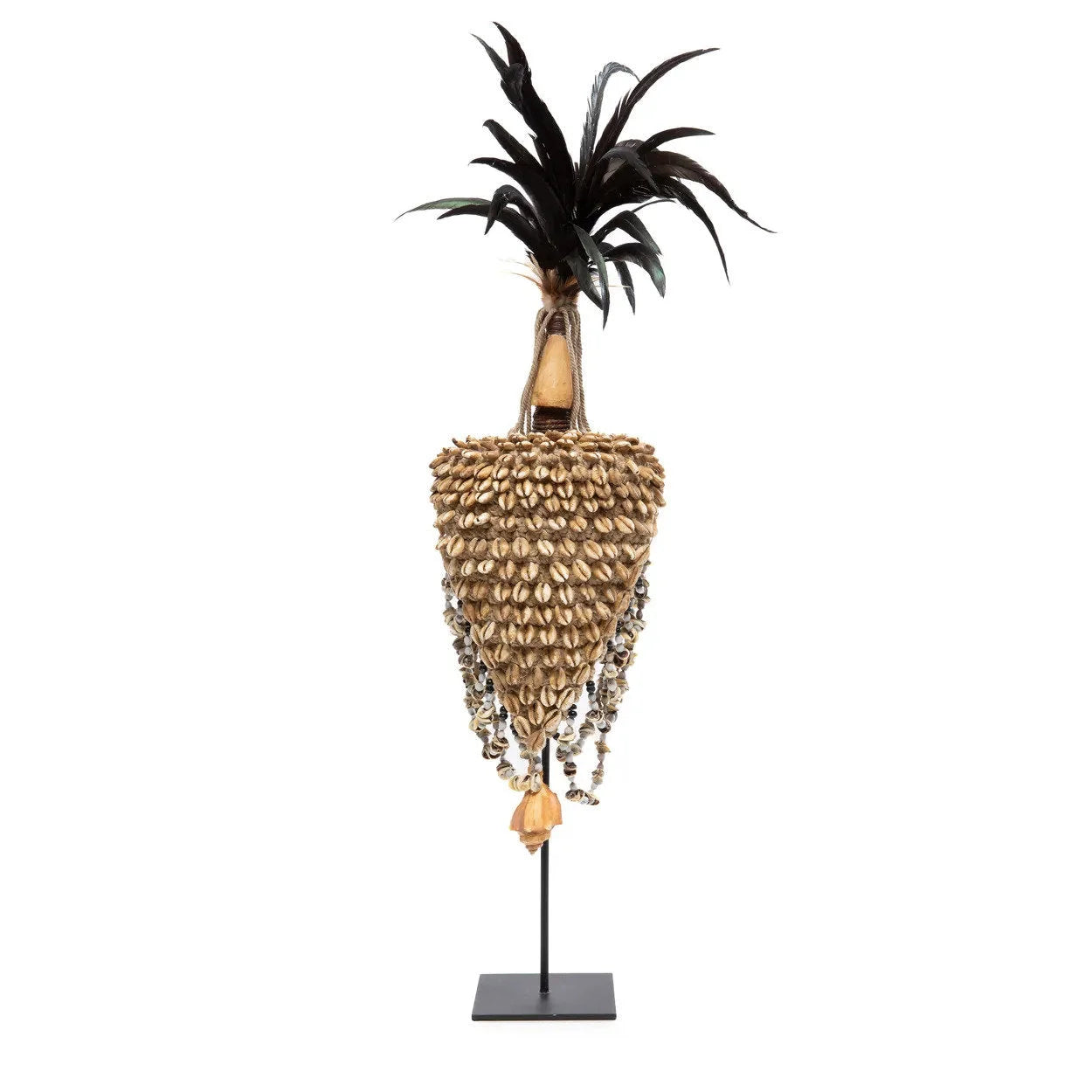Chapeau décoratif en coquillages et plumes avec socle noir naturel