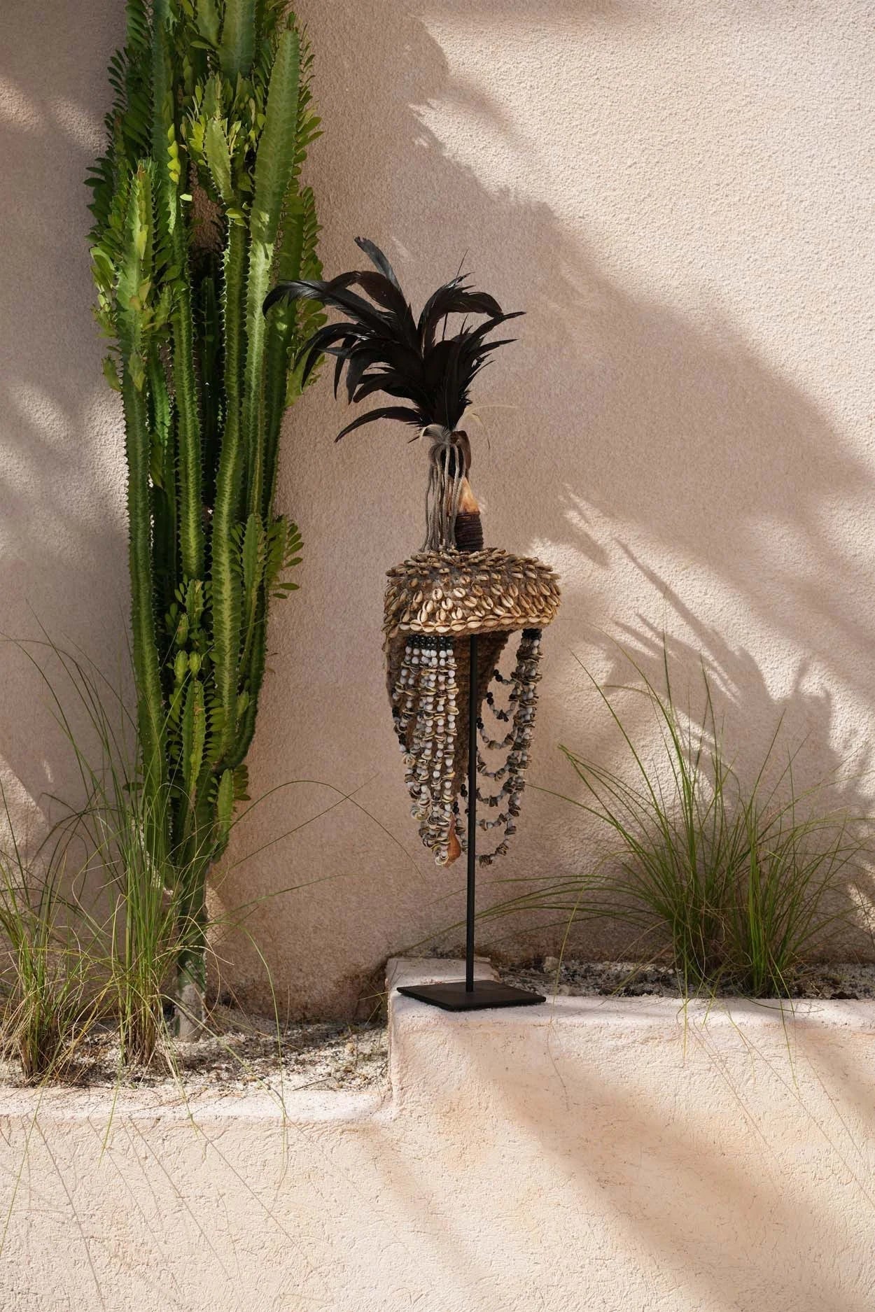 Lampe de table ornementale en plumes et coquillages avec base dorée texturée