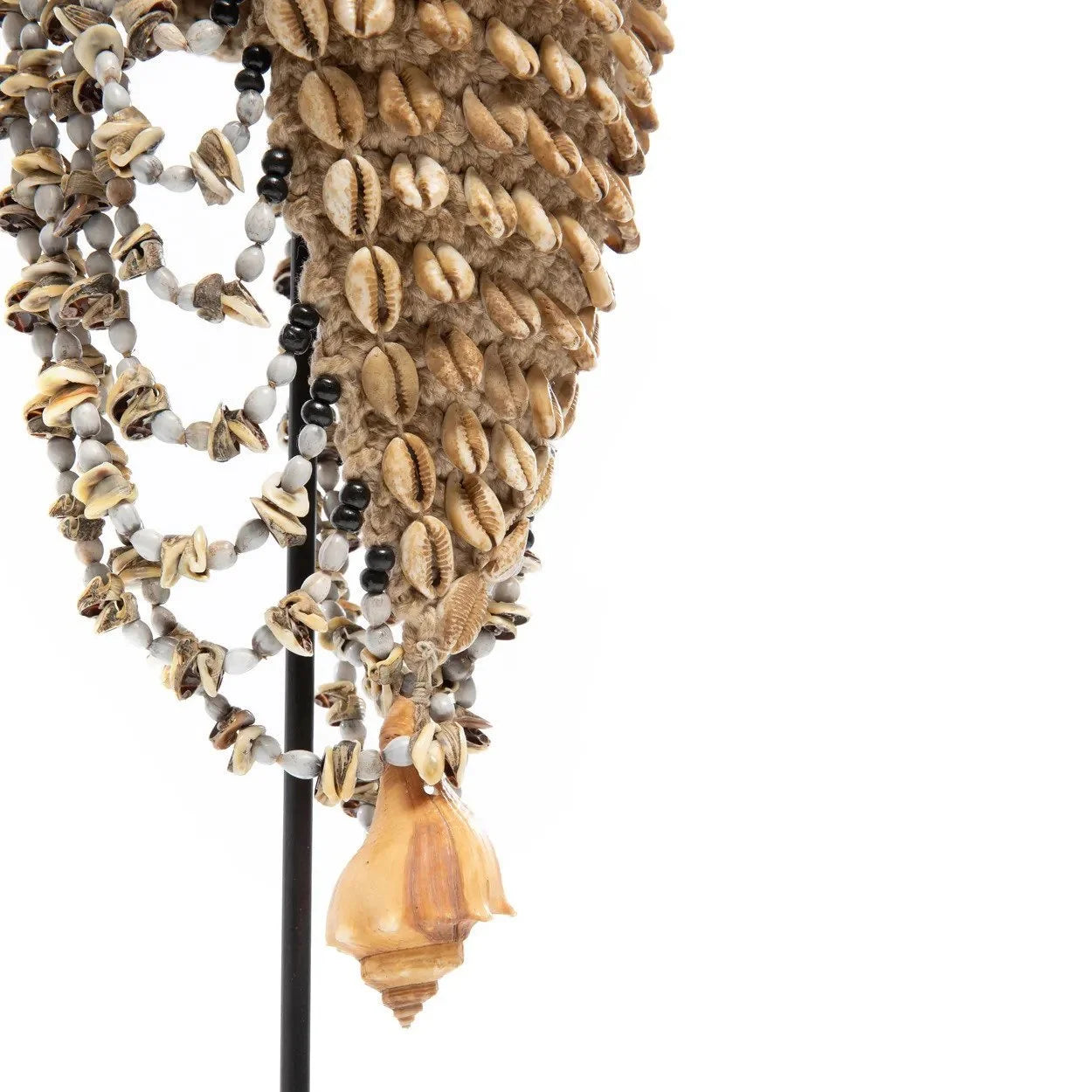 Objet décoratif en coquillages et plumes sur socle noir naturel
