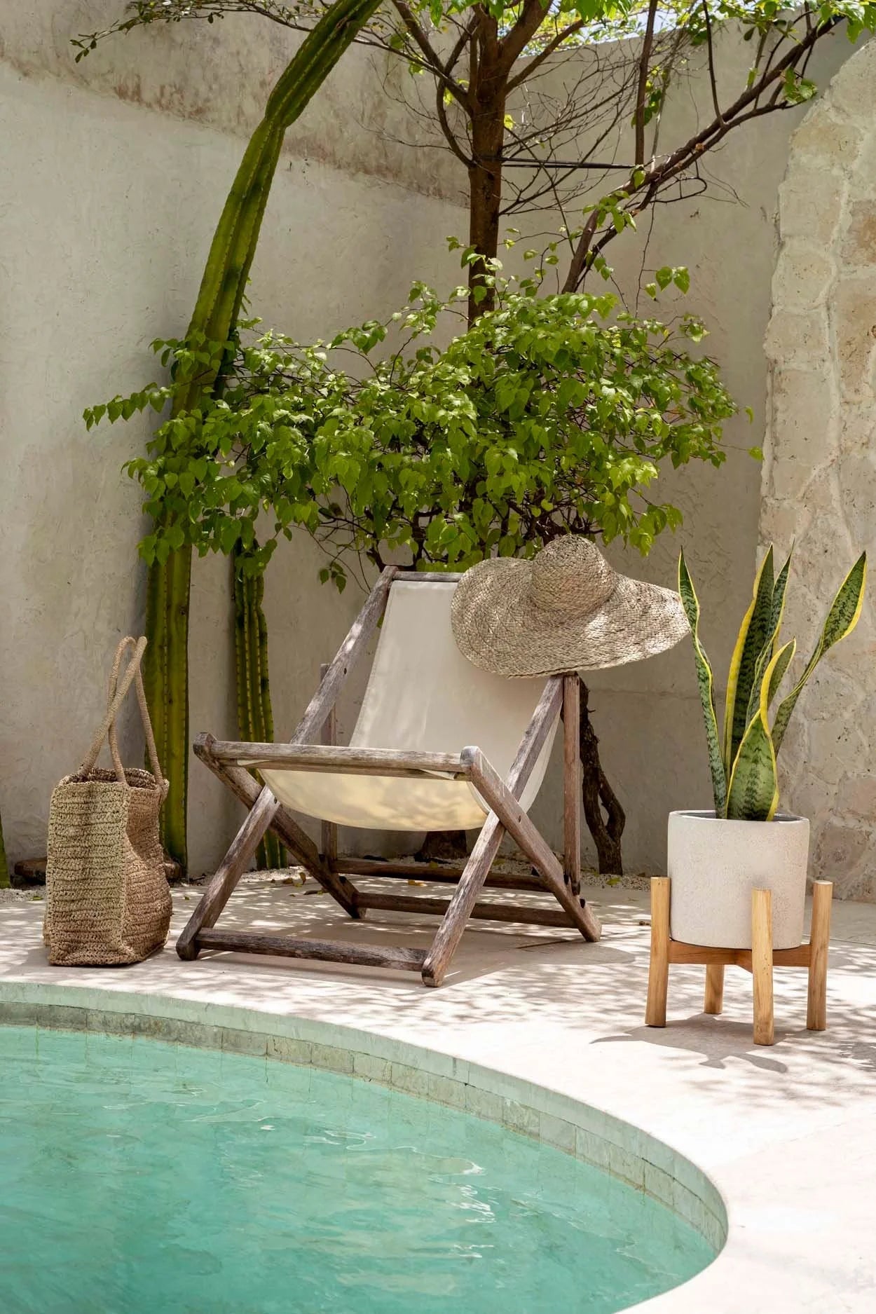 Chaise pliante rustique en bois avec siège crème, chapeau paille jacinthe d’eau XXL sur accoudoir