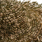 Chapeau en raphia vert et beige frangé à bord large souple tressé