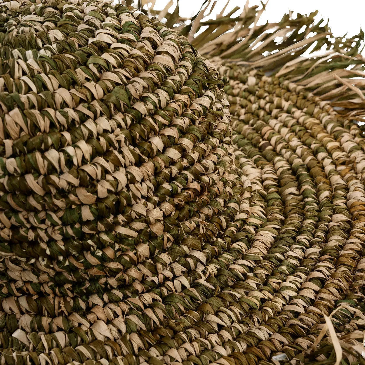 Chapeau en raphia vert et beige frangé, bord large souple texturé