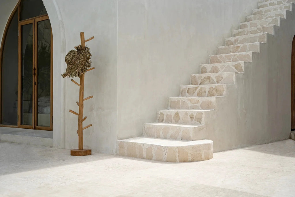 Chapeau en raphia vert et beige frangé bord large souple tissé doré