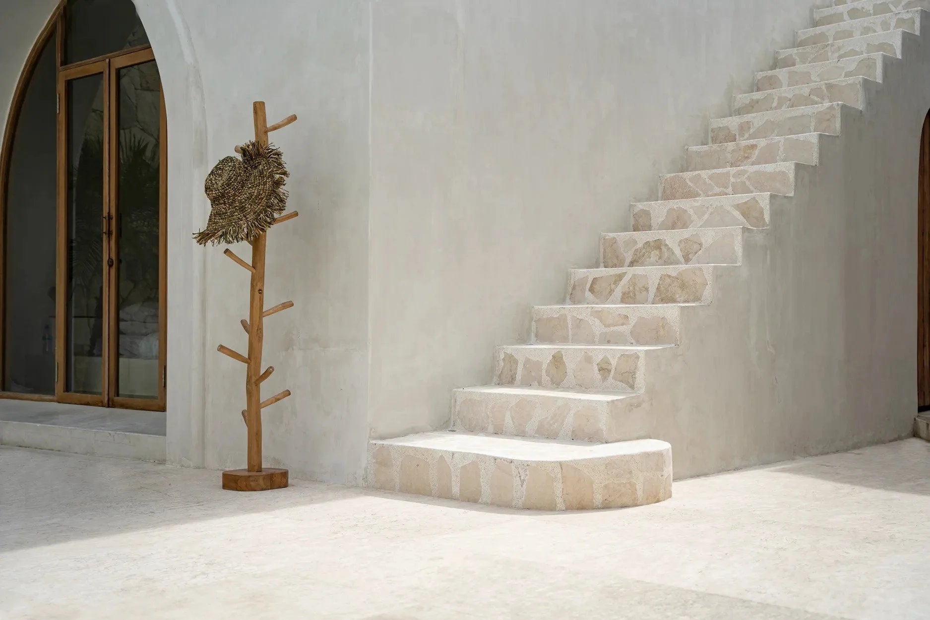 Chapeau en raphia vert et beige frangé bord large souple tissé doré