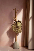 Porte-chapeaux rustique en bois tenant chapeau raphia vert beige frangé large souple