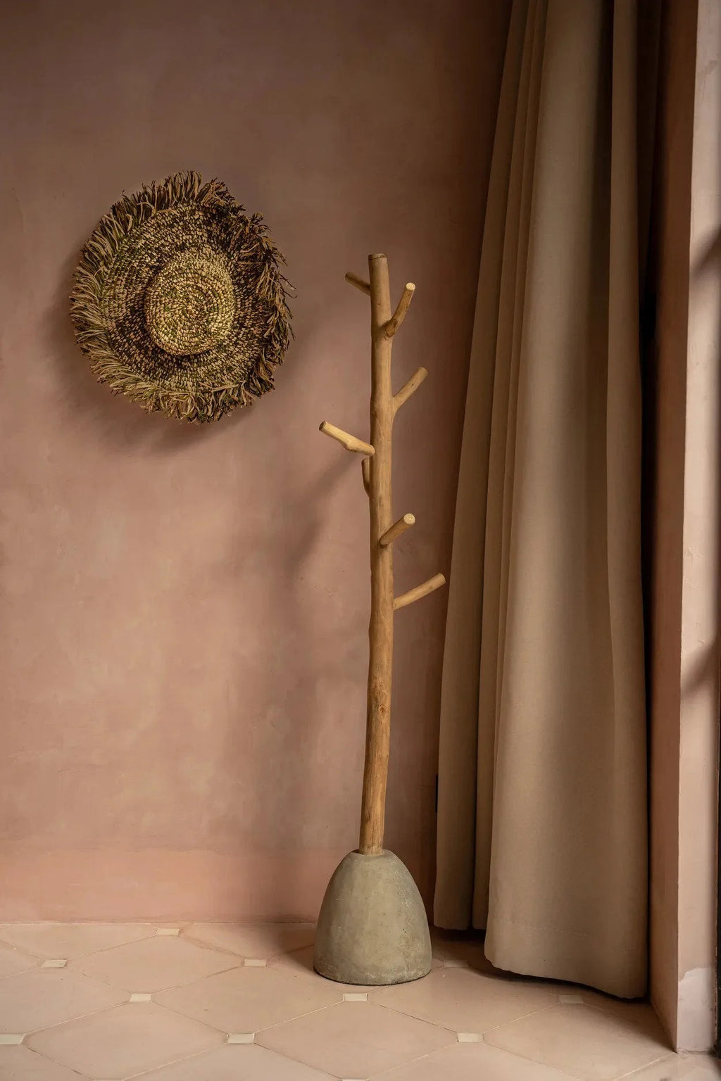 Portemanteau arbre minimaliste en bois naturel et base béton