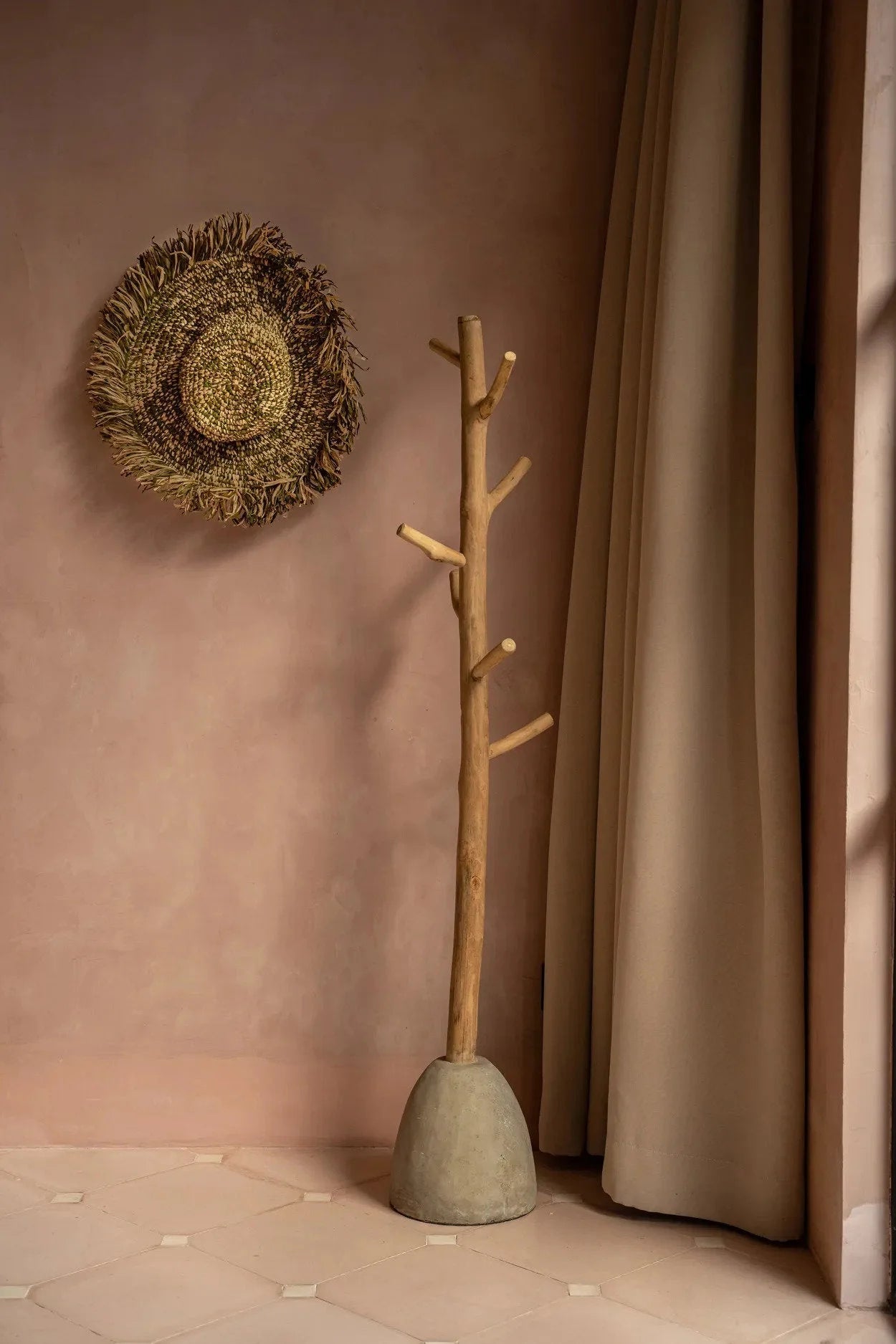 Portemanteau arbre minimaliste en bois naturel et base béton