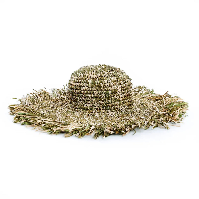 Chapeau en raphia vert et beige frangé bord large souple