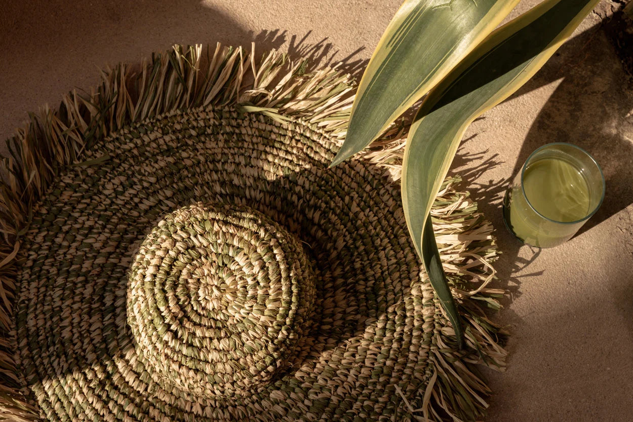 Chapeau en raphia vert et beige frangé bord large souple tressé