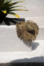 Chapeau en raphia vert et beige frangé, bord large souple