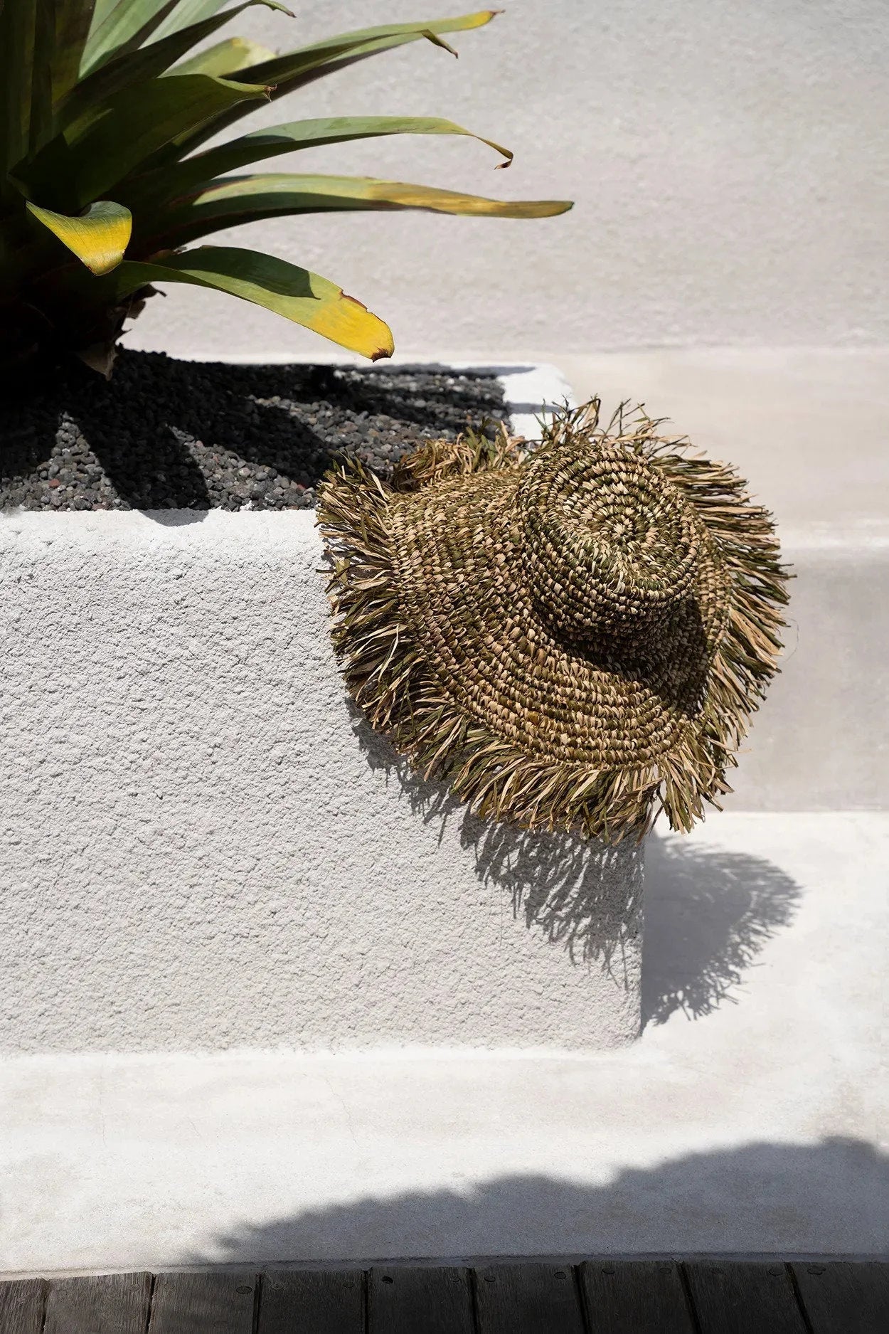 Chapeau en raphia vert et beige frangé, bord large souple